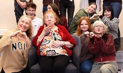 Erni Jasek (100) beim Generationengespräch mit Schülern des BGRG Simonsgasse.