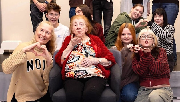 Erni Jasek (100) beim Generationengespräch mit Schülern des BGRG Simonsgasse.