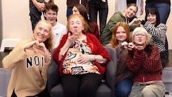 Erni Jasek (100) beim Generationengespräch mit Schülern des BGRG Simonsgasse.