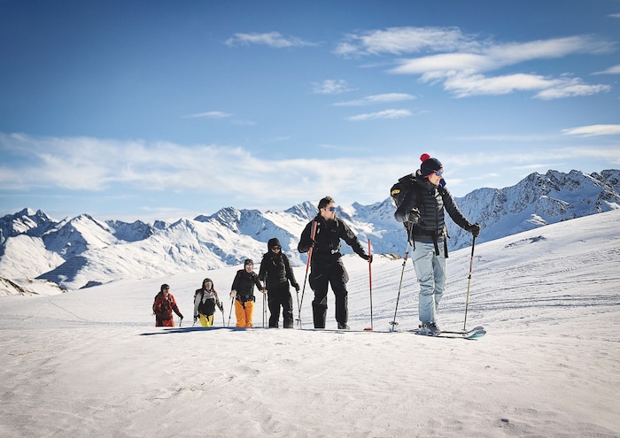 Mit Liftunterstützung und kurzen Aufstiegen mit Tourenskiern erreicht man grandiose Abfahrten.