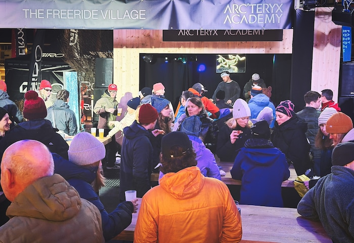 DJ‘s sorgen für Stimmung, während man seine Erlebnisse mit Gleichgesinnten teilt.