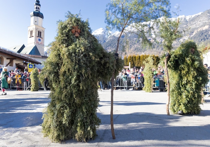 Gleich zwölf Krameter ließen in ihren Wacholdergewändern den Mythos des „Wilden Mannes“ Gestalt ...