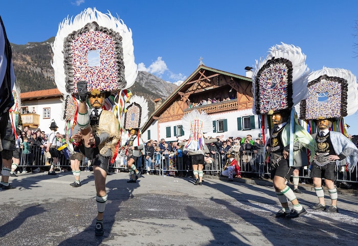 Eine beachtliche Leistung zeigten die Spiegeltuxer mit ihrem zwölf bis 14 Kilo schweren „Altar“ ...