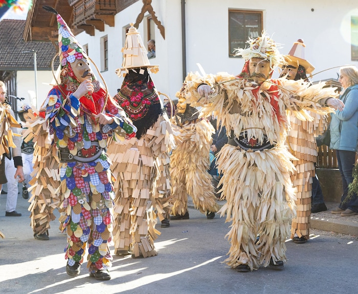 Fleckler und Flitscheler begeisterten die zahlreichen Besucher mit ihren aufwändig gefertigten ...