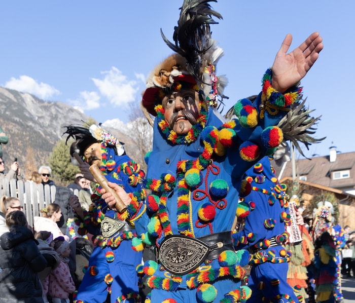 Viele bunte Wollquasten und Glöckchen zieren das Gewand der Zaggeler.