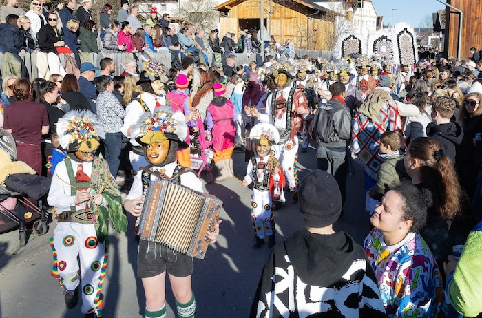 Groß und Klein beobachteten das Treiben.