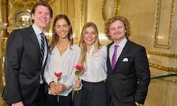 In der ersten Reihe: Christoph Plachutta mit Sophia Planegger (li.) und Dr. Bohl mit Freundin ...