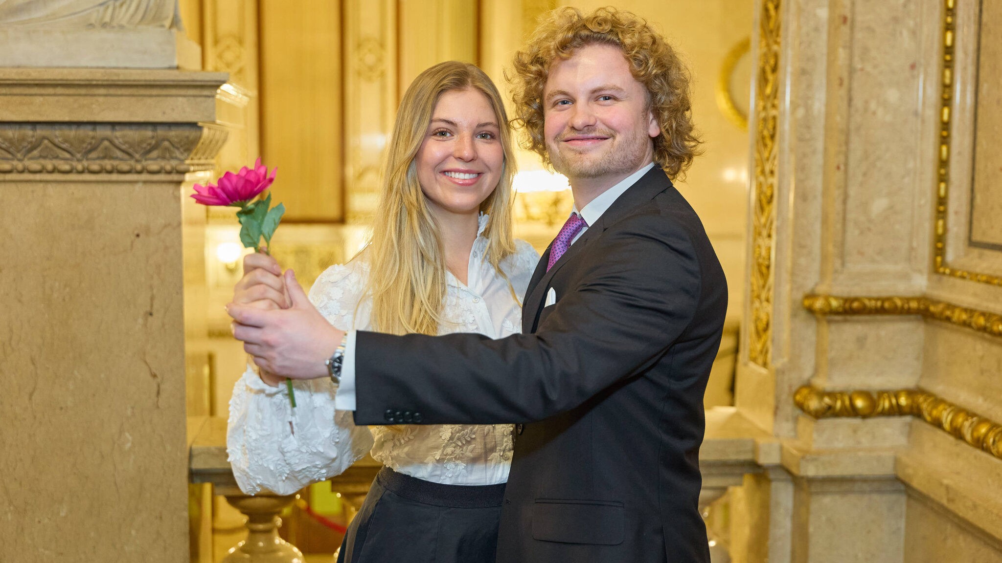 Dr. Bohl und Freundin Léa tanzen in erster Reihe.
