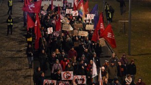 Wirt Günter Hager ärgert sich über die Demos und die Absperrungen.