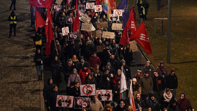 Wirt Günter Hager ärgert sich über die Demos und die Absperrungen.