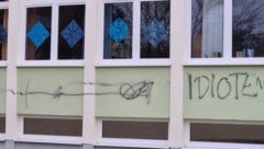 Mit Beschimpfungen wurde das Schulgebäude verunstaltet.