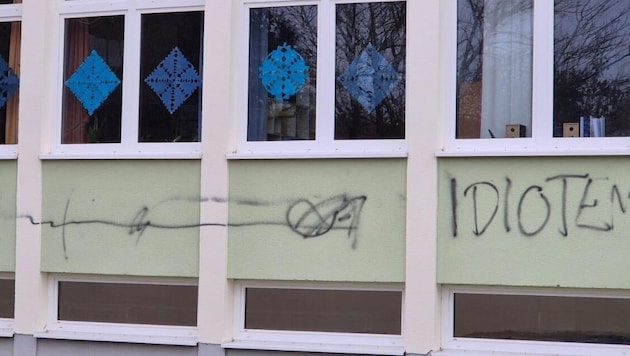 Mit Beschimpfungen wurde das Schulgebäude verunstaltet.