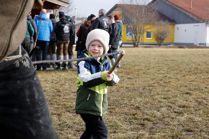 Der Dreijährige Matthias übt schon fleißig mit der Goaßl.