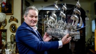 Trotz beinahe „kindlicher“ Übermalung erkannte Josef Renz den durch eine Farbschicht überdeckten ...