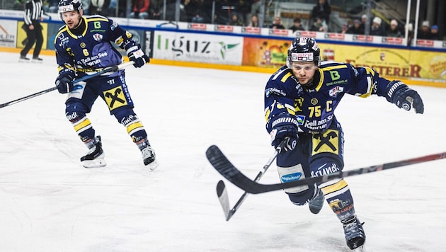 Brachte die Zeller Eisbären auf die Siegerstraße: Doppelpacker Max Wilfan (re.).