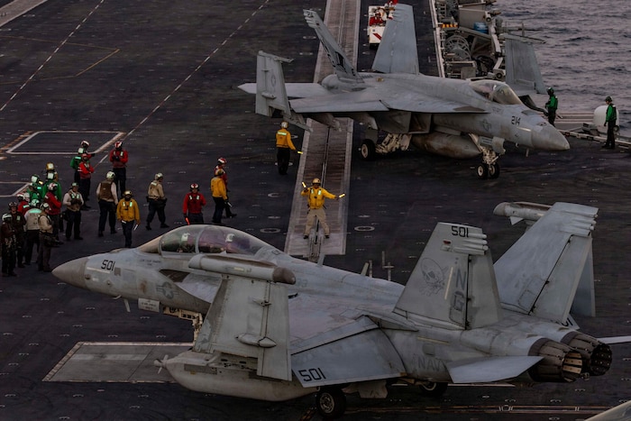 US-Drohkulisse vor Irans Küste: Kampfjets an Bord der USS Abraham Lincoln