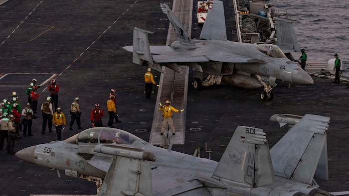 US-Drohkulisse vor Irans Küste: Kampfjets an Bord der USS Abraham Lincoln