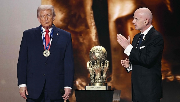 Während der WM ist das Wort der FIFA um Boss Gianni Infantino (re.) in den Stadien Gesetz. Ob ...