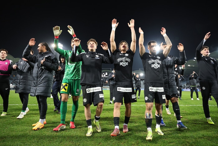 Sturm durfte sich trotz überschaubarer Leistung vor den Fans feiern lassen.