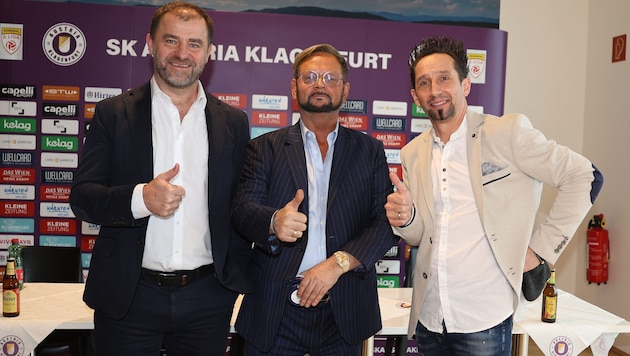 Daumen hoch. Klagenfurt-Boss Zeljko Karajica, Neo-Sponsor Helmut Kaltenegger & Neo-Funktionär ...