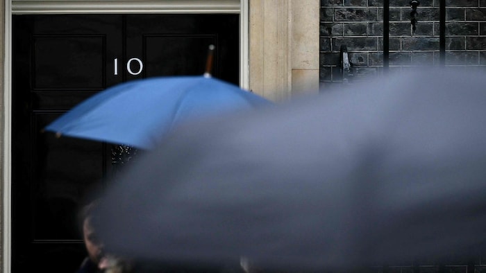 Düstere Wolken hängen derzeit über dem britischen Regierungssitz in der Londoner Downing Street ...