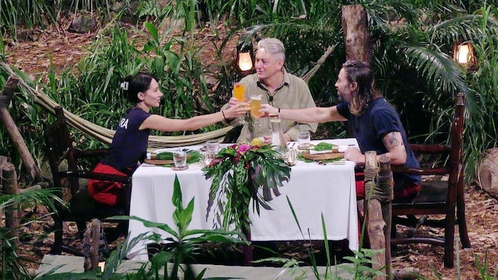 Die Dschungelcamp-Finalisten Samira, Hubert und Gil stießen auf ihr Abschluss-Menü an.