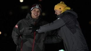 Der „Goldene“ Max Langenhan herzt den „Silbernen“ Jonas Müller.
