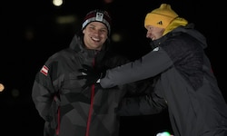 Der „Goldene“ Max Langenhan herzt den „Silbernen“ Jonas Müller.