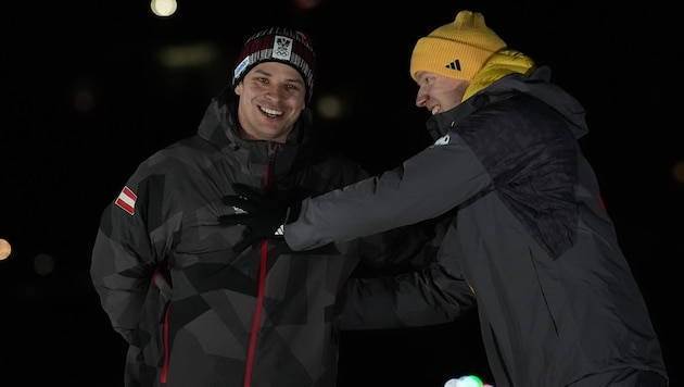 Der „Goldene“ Max Langenhan herzt den „Silbernen“ Jonas Müller.