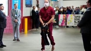 Mack Hollins, Wide Receiver der New England Patriots, kam in Handschellen und Sträflingskleidung ...