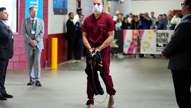 Mack Hollins, Wide Receiver der New England Patriots, kam in Handschellen und Sträflingskleidung ...