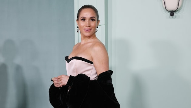 Herzogin Meghan sorgte mit ihrem glamourösen Überraschungs-Auftritt bei einer Spendengala in Los ...