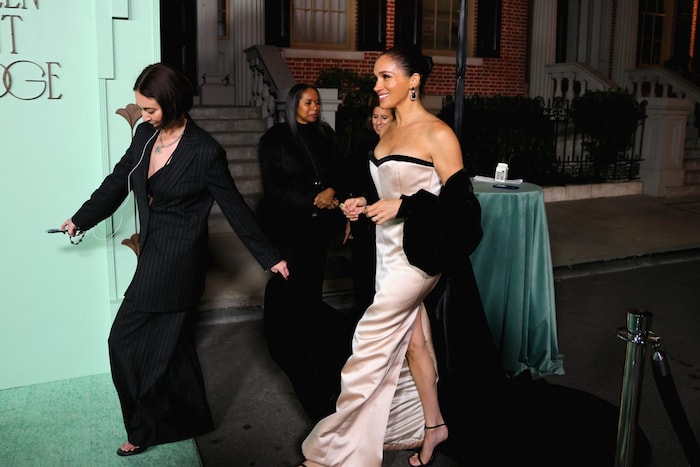 Sexy Highlight: der extralange Beinschlitz auf der Rückseite de Kleides.