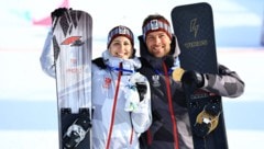 Sabine Payer (li.) und Benjamin Karl mit ihren Olympia-Medaillen.