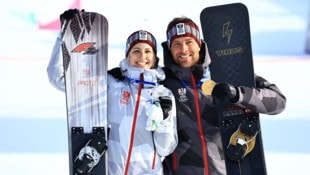 Sabine Payer (li.) und Benjamin Karl mit ihren Olympia-Medaillen.