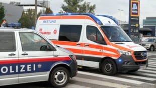 Ein 43-jähriger Lkw-Fahrer wurde beim Verladen einer Mulde gegen eine Hausmauer gedrückt und ...