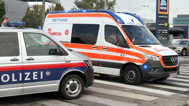 Ein 43-jähriger Lkw-Fahrer wurde beim Verladen einer Mulde gegen eine Hausmauer gedrückt und ...
