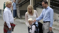 Marius‘ Vater Morten Borg, Kronprinzessin Mette-Marit, Marius und Kronprinz Haakon begleiteten ...