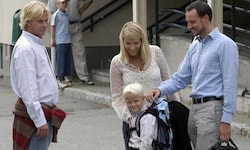 Marius‘ Vater Morten Borg, Kronprinzessin Mette-Marit, Marius und Kronprinz Haakon begleiteten ...