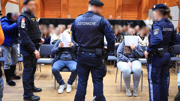 Die angeklagten Eltern am Beginn des Prozesses.