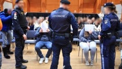 Die Eltern verhüllten beim Gerichtsprozess am Montag ihre Gesichter.