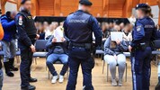 Die Eltern verhüllten beim Gerichtsprozess am Montag ihre Gesichter.