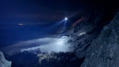 Während eines kurzen Nebelfensters konnte ein nachtsichttauglicher Rettungshubschrauber das Duo ...