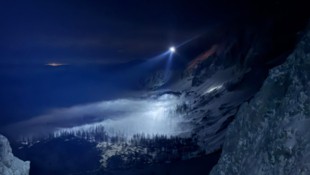 Während eines kurzen Nebelfensters konnte ein nachtsichttauglicher Rettungshubschrauber das Duo ...