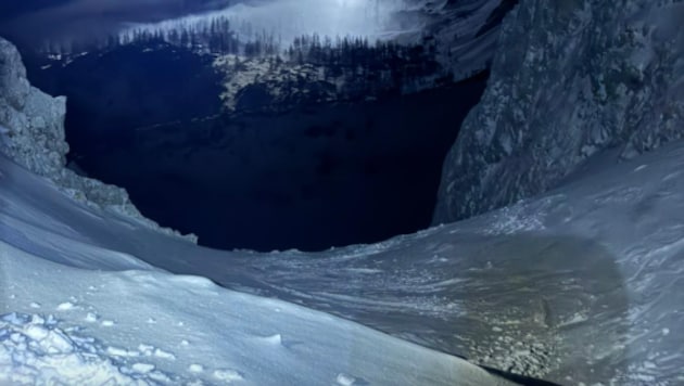 Während eines kurzen Nebelfensters konnte ein nachtsichttauglicher Rettungshubschrauber das Duo ...