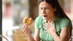 Ein falscher Bissen genügt: Ersticken kann jeden treffen.