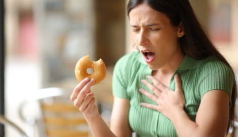 Ein falscher Bissen genügt: Ersticken kann jeden treffen.
