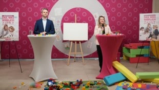 Neos-Landesgeschäftsführer Philipp Kern und Bildungsstadträtin Bettina Emmerling (Neos) bei der ...