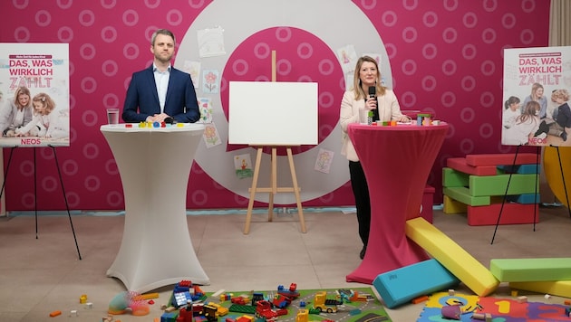 Neos-Landesgeschäftsführer Philipp Kern und Bildungsstadträtin Bettina Emmerling (Neos) bei der ...