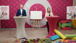 Neos-Landesgeschäftsführer Philipp Kern und Bildungsstadträtin Bettina Emmerling (Neos) bei der ...